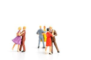 personnes miniatures dansant sur fond blanc, concept de la Saint-Valentin photo