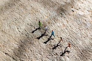 Groupe miniature de personnes s'exécutant sur un sol en béton, concept de mode de vie sain