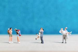 personnes miniatures sur fond bleu photo