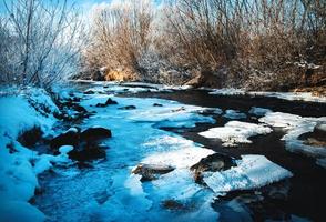 un début de soirée sur une rivière gelée photo