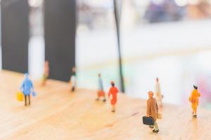 voyageurs miniatures marchant sur un plancher en bois, vacances et concept de voyage photo