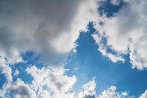 cumulus dans un ciel bleu photo