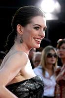 Anne hathaway en arrivant à le première de avoir intelligent à manns village théâtre dans bois de l'ouest cajun 16 20082008 photo