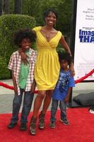 Vanessa Williams fils en arrivant à le image cette première à le primordial théâtre sur le primordial lot dans los angeles Californie sur juin 6 2009 2009 photo