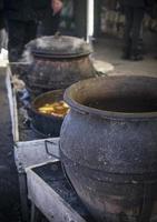 serbe traditionnel Ragoût cuit dans gros des pots photo