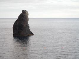 rocher dans l'océan photo