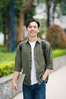 Jeune asiatique étudiant à école photo