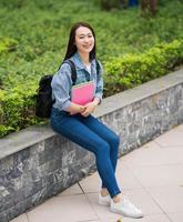 Jeune asiatique étudiant à école photo