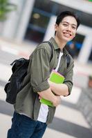 Jeune asiatique étudiant à école photo