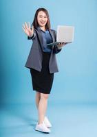 asiatique femme d'affaires sur bleu Contexte photo