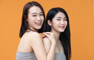 beauté photo de deux Jeune asiatique femmes