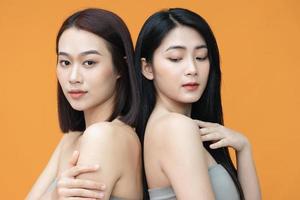 beauté photo de deux Jeune asiatique femmes