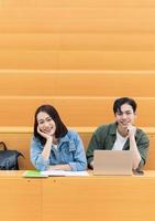 Jeune asiatique couple dans le salle de cours photo