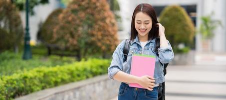 Jeune asiatique étudiant à école photo