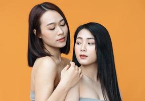 beauté photo de deux Jeune asiatique femmes