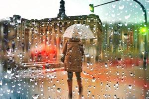 bilbao, Biscaye, Espagne, 2022 - gens avec un parapluie dans pluvieux journées dans hiver saison, bilbao. photo