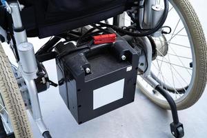 batterie de fauteuil roulant électrique pour patient ou personnes handicapées. photo