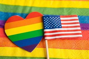 drapeau américain américain sur fond arc-en-ciel drapeau symbole du mouvement social du mois de la fierté gay lgbt le drapeau arc-en-ciel est un symbole des lesbiennes, gays, bisexuels, transgenres, droits de l'homme, tolérance et paix. photo