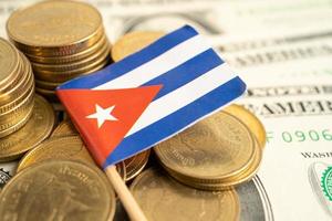 empiler de pièces de monnaie avec Cuba drapeau et nous dollar billets de banque. photo