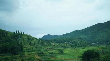 le magnifique campagne vue de le qui coule train sur le Sud de le Chine dans le pluvieux journée photo