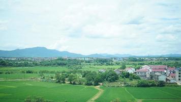 le magnifique campagne vue de le qui coule train sur le Sud de le Chine photo