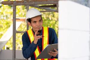ingénieur en architecture inspecte le contrôle de la qualité sur le bâtiment du site