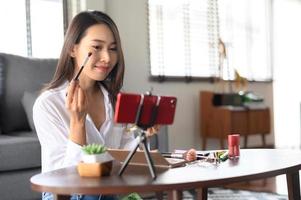 blogueur de beauté influenceur en streaming en direct examen des produits cosmétiques photo