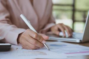 jeune femme d'affaires travaillant sur ordinateur portable au bureau photo