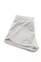 pantalon court de sport sur fond blanc photo