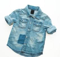 chemise en jean sur fond blanc photo