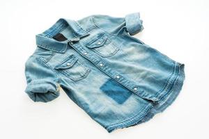 chemise en jean sur fond blanc photo