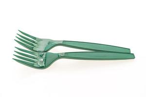 Fourchettes en plastique vert sur fond blanc photo