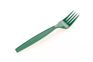 Fourchette en plastique vert sur fond blanc photo