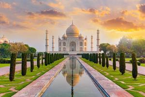 Vue de face du Taj Mahal à Agra, Uttar Pradesh, Inde photo