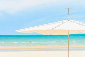 parapluie sur la plage tropicale photo