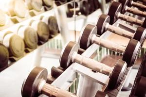 équipement d'haltères dans la salle de fitness photo