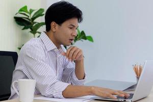 jeune professionnel stressé au travail photo