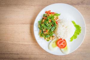 feuille de basilic frite épicée avec poulet et riz photo