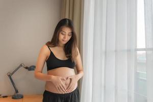 portrait de asiatique Enceinte femme dans le chambre photo