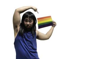 concept de mois de fierté lgbt, beau mâle asiatique maquiller et porter un tissu de femme, journée de la liberté gay, portrait de non binaire sur fond blanc photo