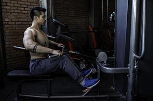 portrait d'un homme asiatique gros muscle à la salle de gym, thaïlande, entraînement pour une bonne santé, entraînement au poids corporel, remise en forme au concept de gym photo