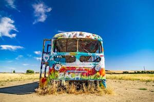 coloré graffiti sur école autobus dans pâleur Washington photo