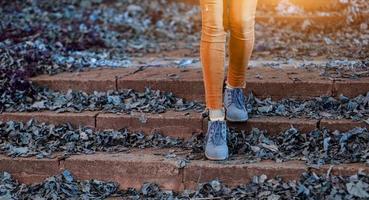 élégant femme bottes et jeans photo