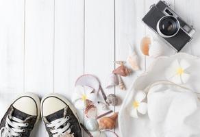 été vacances concept, chapeau sur blanc en bois planche photo