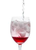mettre un soda dans à rouge cocktail photo