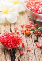 Grenade des fruits sur vieux en bois Contexte photo