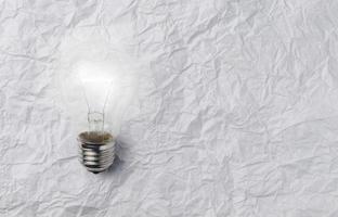 ampoule lumière sur froissé papier Contexte photo