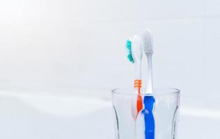 vieux et Nouveau brosse à dents dans verre, dentaire santé photo