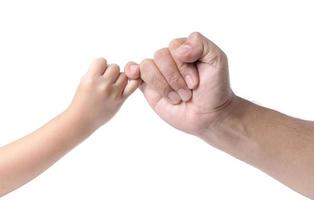 père et fille main fabrication promettre comme une relation amicale isolé. photo