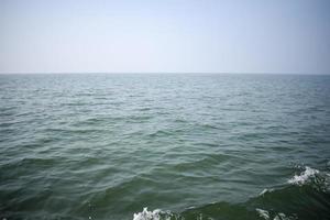 incroyable vue de arabe mer pendant le journée temps dans allez, Inde, océan vue de en bois bateau photo